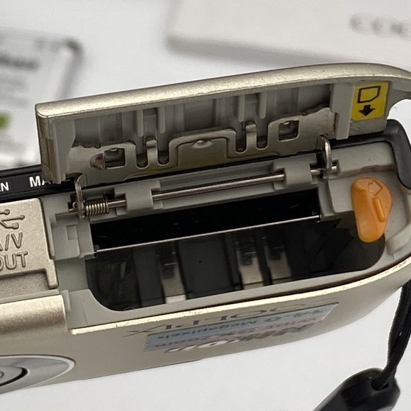 Nikon COOLPIX S3100 14.0MP Digital‎ Camera Silver Battery Charger AV  & Manual - Picture 16 of 16